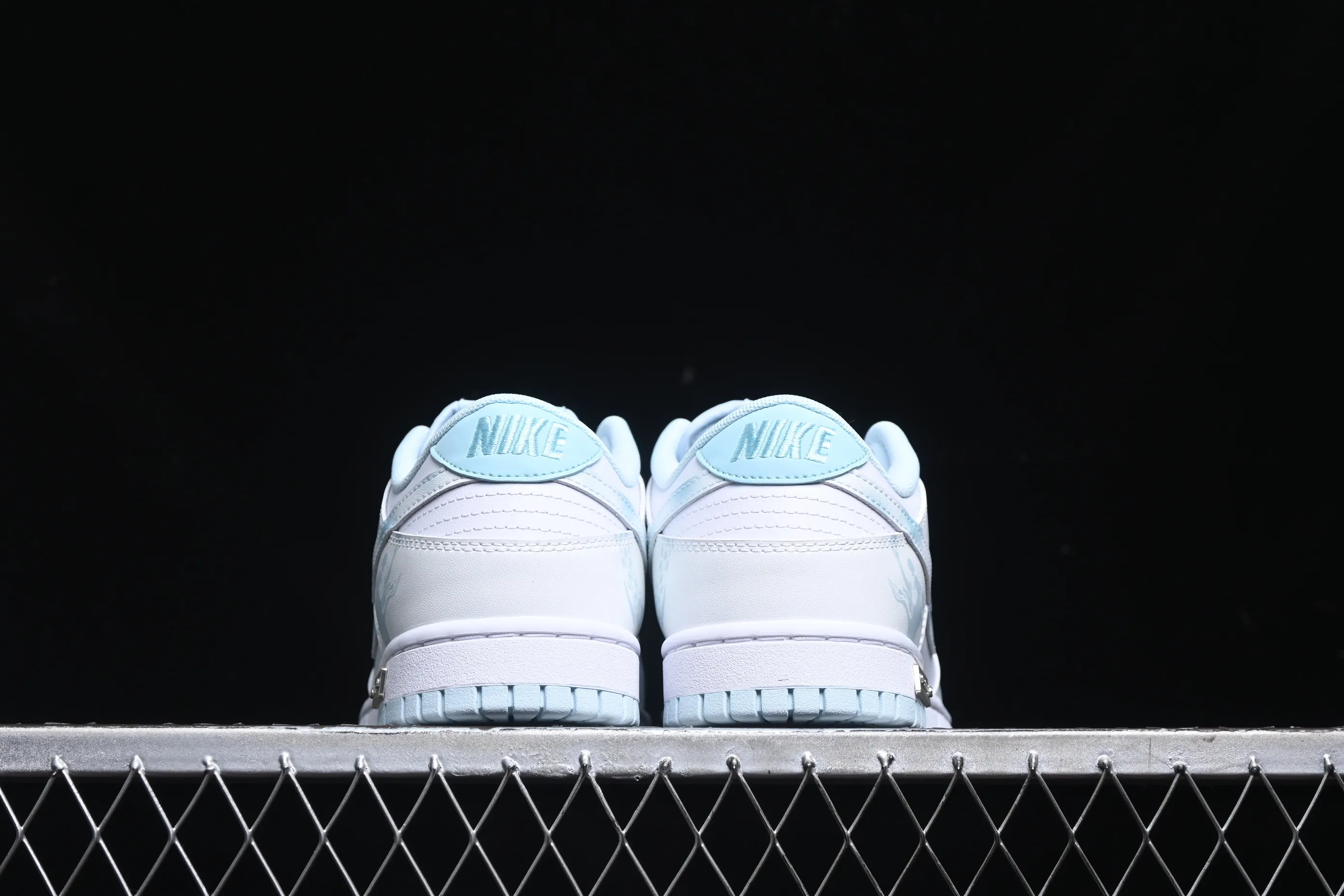 All Categories Nk SB Dunk Series Nk SB Dunk Low Low-top sneakers Nk Dunk low Year of the Dragon Limited Royal Dragon Blue and White White and Blue New Chinese style Low-top casual sneakers DV0833-104